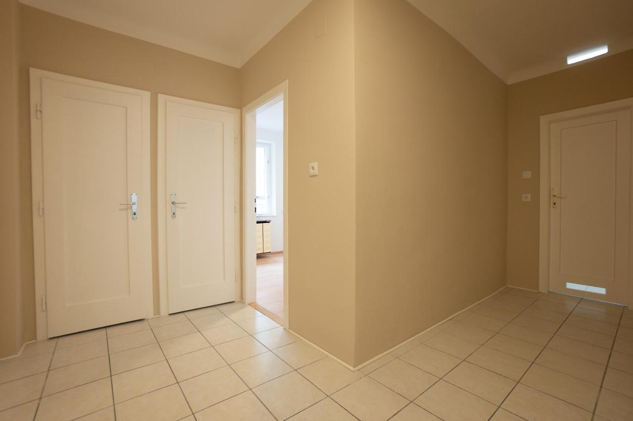 A 2-Bedroom Apartment With A King-Size Bed And A Balcony Is Located Just A 15-Minute Walk From Stephansplatz. Vienna Exterior photo