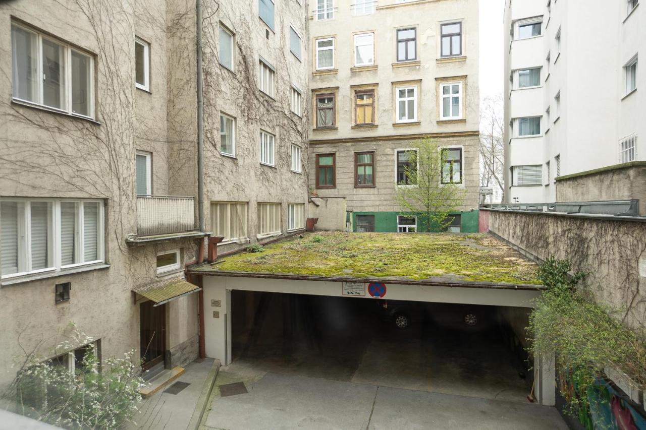A 2-Bedroom Apartment With A King-Size Bed And A Balcony Is Located Just A 15-Minute Walk From Stephansplatz. Vienna Exterior photo