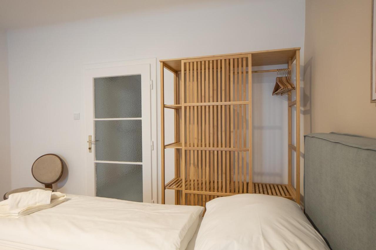 A 2-Bedroom Apartment With A King-Size Bed And A Balcony Is Located Just A 15-Minute Walk From Stephansplatz. Vienna Exterior photo